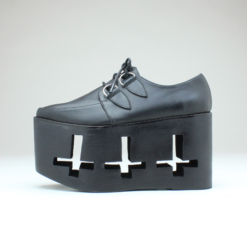 ジェフリーキャンベルから新作シューズ「クロスソール」クロス形に抜かれた厚底ウッドソール