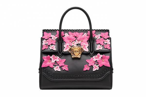 ヴェルサーチ”ツタの葉”を飾った限定バッグ、97年春コレクションのドレスから着想