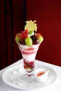 資生堂パーラーから、シャインマスカット＆葡萄3種の贅沢パフェ - 栗の渋皮煮を合わせた濃厚ババロアも