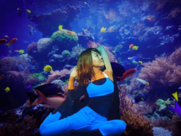 渋谷で「マーメイドヨガ」人魚のようにリラックス、熱帯魚が泳ぎ回るプロジェクションマッピング