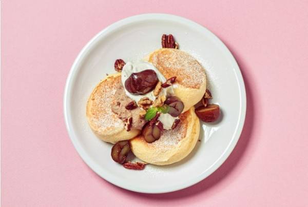 スフレパンケーキ専門店「フリッパーズ」から濃厚マロン＆フレッシュな葡萄の限定パンケーキ