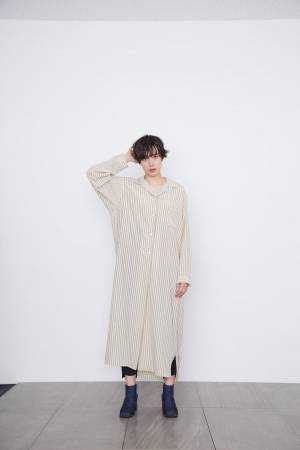 ソーイ ウィメン×ステュディオスのコラボロングシャツ - ドレープを描くゆるやかなシルエット