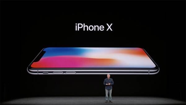 アップルが「iPhone X(アイフォーン·テン)」を発表 - ベゼルレスディスプレイの最上位モデル