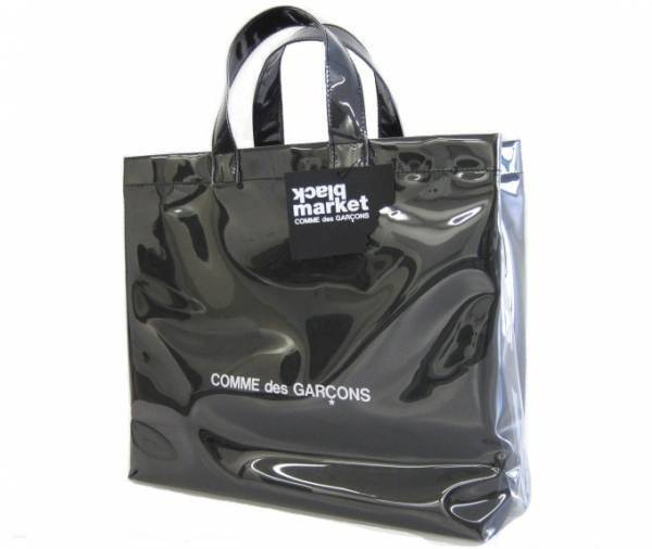 コム デ ギャルソン“闇市”限定ストアを大阪うめだ阪急で、黒のPVCバッグやボロルックの復刻ニット