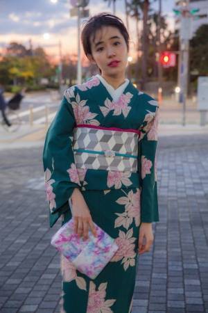 大塚呉服店 17年秋のオリジナル着物、“フレンチアクトレス”がテーマのローズ柄や幾何学模様