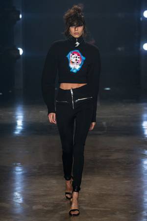 ヴェルサス ヴェルサーチ 2018年春夏コレクションをライブ配信