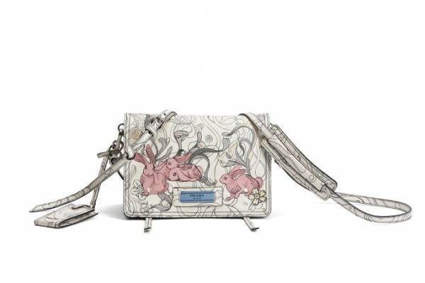 プラダがラビットモチーフのバッグやピラミッド柄スニーカー発売、伊勢丹新宿限定ストアにて