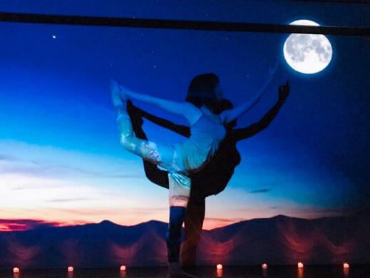 新感覚フィットネス「星月夜のヨガ」渋谷で期間限定開催、中秋の名月＆星空のプロジェクションマッピング