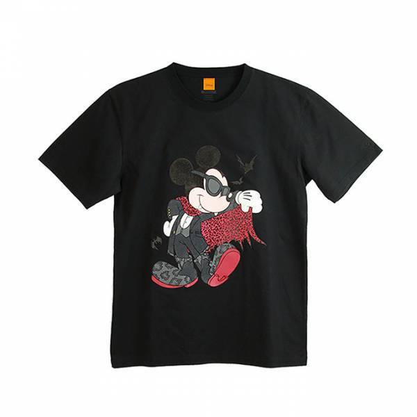 「ヴァンパイアミッキー」のハロウィン限定Tシャツがロエンより、ヒョウ柄マント＆牙で仮装