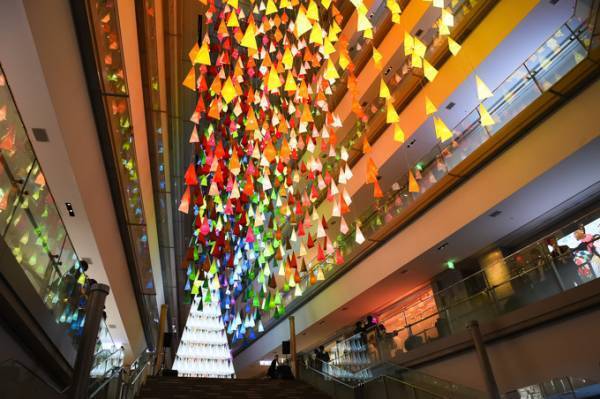 表参道ヒルズのクリスマスイルミネーション、エマニュエル・ムホーが手掛ける“色の森”