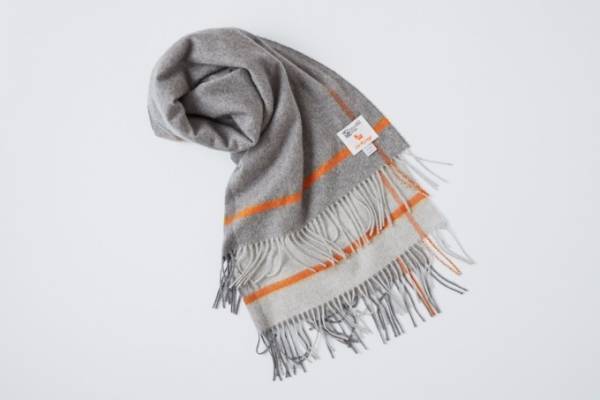 ジョンストンズ×フィルメランジェのストール登場、上質なカシミアで再現される繊細な質感