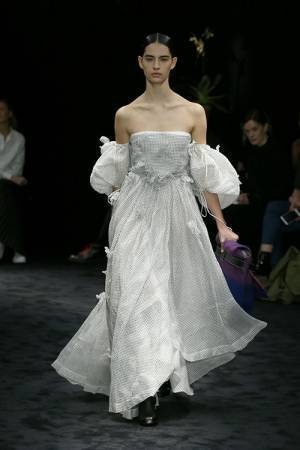 ロエベ 2018年春夏ウィメンズコレクションをライブ配信