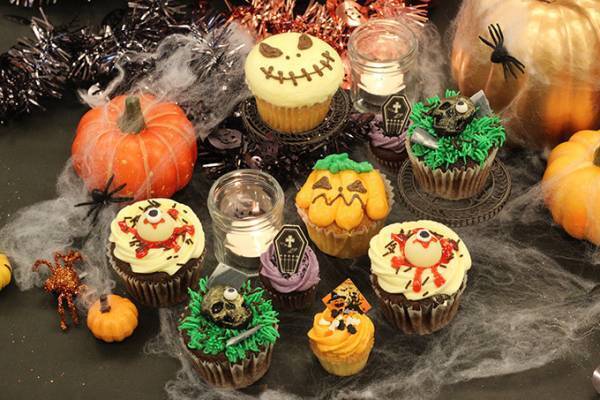 ローラズ・カップケーキ、目玉や骸骨モチーフのハロウィンスイーツ - ハーゲンダッツアイスのサンデーも