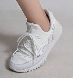 アンリアレイジ×オニツカタイガーのスニーカー - 歩くたび発光するフューチャリスティックな1足