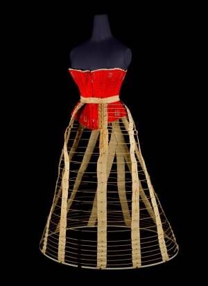 「ファウンデーション ～ドレスの内側～」展を神戸ファッション美術館で - ロココから20世紀まで
