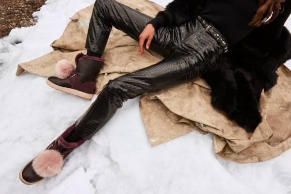  UGGの防水ブーツコレクション - 大きなピンクのポンポン付きブーツも