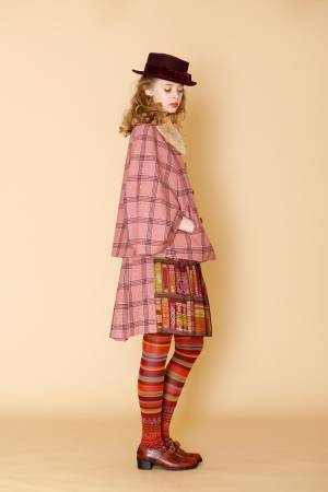 ジェーンマープル、ピンクやアイボリーの「ビッググレンチェック」ファー素材の襟付きケープジャケット