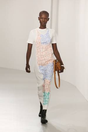 ロエベ 2018年春夏ウィメンズコレクション -  アートピースを探しに旅するロエベウーマン