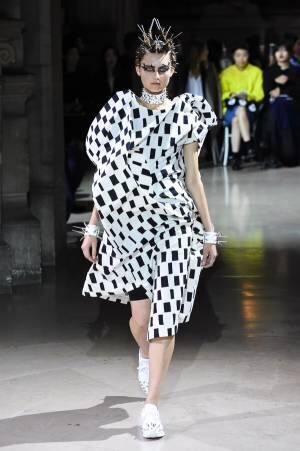 ジュンヤ ワタナベ コム デ ギャルソン 18年春夏コレクション 有機的なラインと図形の関係性 17年10月3日 ウーマンエキサイト 1 2