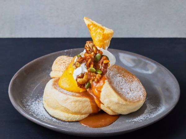 “奇跡のパンケーキ”「フリッパーズ」秋限定メニュー、幻の栗マロンかぼちゃ×塩キャラメル