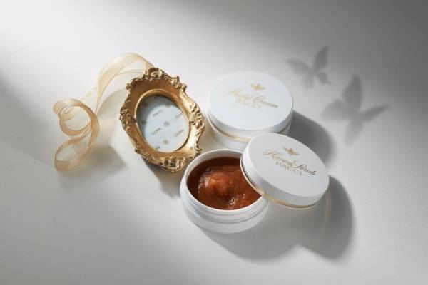 HACCIのクリスマス限定コフレ、ファーソックスやバタフライ柄ボックスに入ったビューティーアイテム