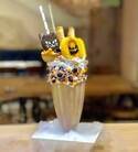 ウマミバーガー限定ハロウィンシェイク - かぼちゃ×紫いもフレーバーに、黒猫クッキーのトッピング