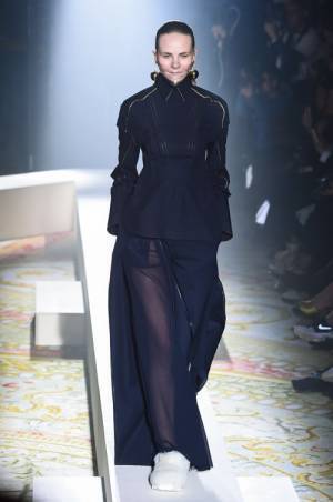 アンダーカバーの作品集、パリコレの舞台裏やショーの作業風景など - ブックマークでの写真展も開催