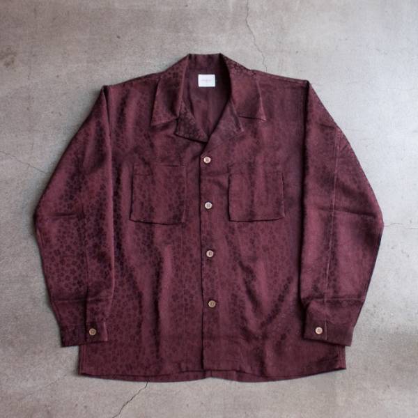 エフィレボルよりビン別注シャツ&スカート、バーガンディの生地に小花刺繍が浮かぶ