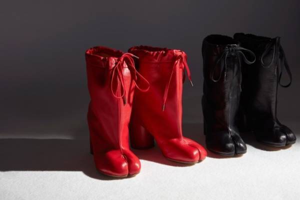 メゾン マルジェラから新作「タビ」シューズ登場、「赤」と「黒」で表現されるモダンなブーツ