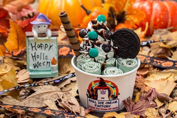 ロールアイス専門店「ロール アイス クリーム ファクトリー」のハロウィン限定カップ、仮装したシロクマ