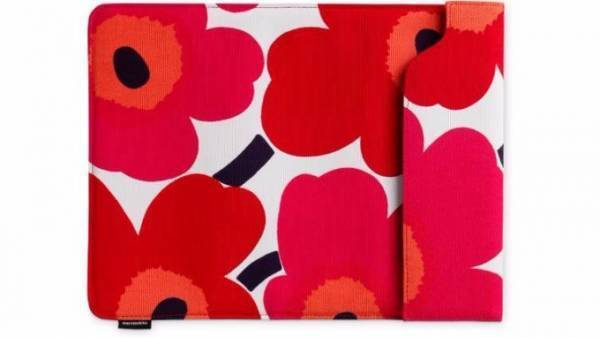 マリメッコ×マイクロソフト サーフェスのデバイスケース、菜園柄タイプ カバー&花柄のスリーブ