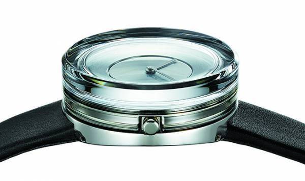 イッセイ ミヤケ ウオッチの新作「ガラスウオッチ」厚い透明ガラスを使用した“光のオブジェ”