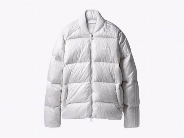 アディダス オリジナルスの冬ジャケット「SST Pure」中のライニングが見える半透明のダウン