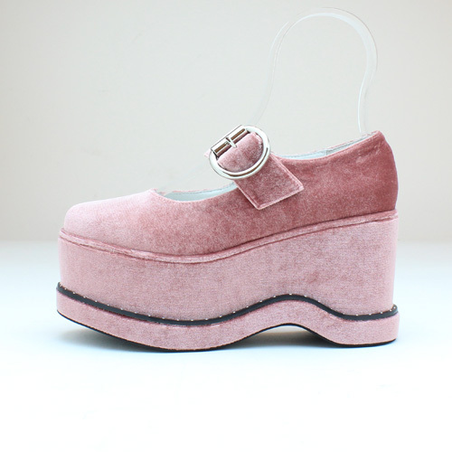 ジェフリーキャンベルの新作厚底パンプス、くすみピンク＆ブラックのベルベット素材