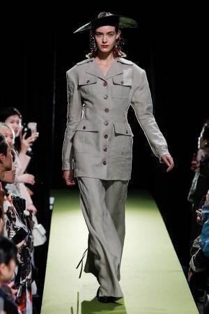 リョウタムラカミ 2018年春夏コレクション、パーティーガールが夜の街に繰り出す