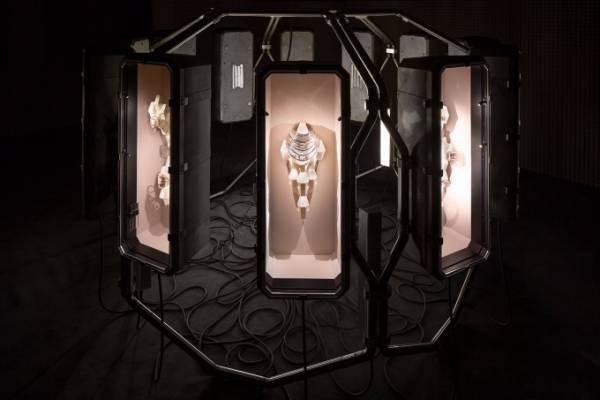 エルメスのハイエンドジュエリー「オート・ビジュトリー」が“タイムカプセル”の中に