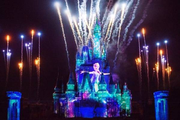 東京ディズニーランド「アナとエルサのフローズンファンタジー」プロジェクションマッピング＆パレード