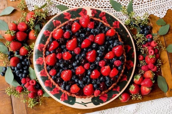 キルフェボンから「バラ香るベリーのタルト」限定販売、画家・笹尾光彦の作品をモチーフに制作