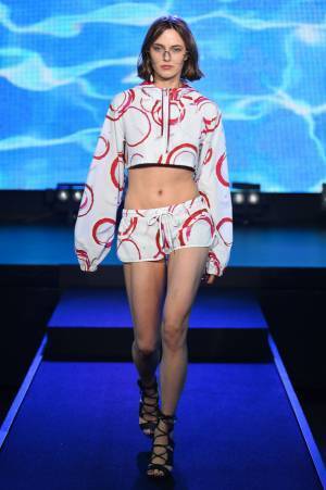 ディーベック 2018年春夏コレクション - "水"を受け入れ"雨"を弾く