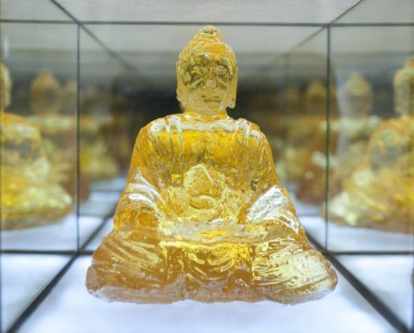 「仏像キャンディ」LEDで浮かび上がるアートキャンディ、ギンザ シックスに期間限定で登場