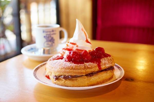 コメダ珈琲店の秋限定「小倉ノワール」甘酸っぱい苺ソース×小倉あんで和テイストに