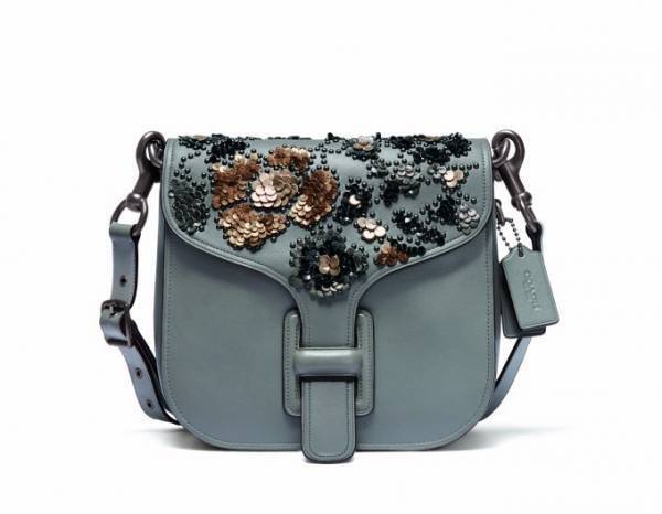 コーチの限定バッグ「レザー シークイン クーリエ」マットに輝くスパンコール&スタッズ