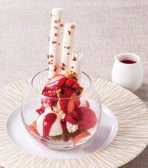 ヨックモック青山本店の冬メニュー、クリスマスレッドのグラスデザート＆栗を丸ごと1個包んだマロンパイ