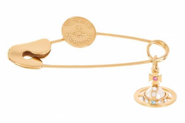 ヴィヴィアン・ウエストウッドから、ケイト・モスが着用した安全ピン型アクセサリー限定復刻版