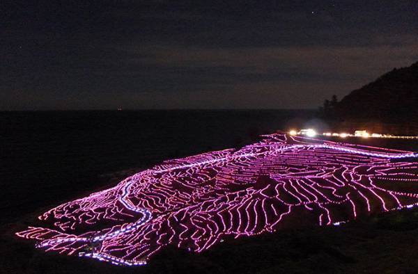 石川・白米千枚田のイルミネーション「あぜのきらめき」日本の原風景が2万個のLEDで彩られる