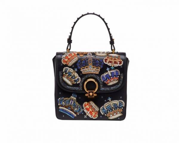 ヴェルサーチのクリスマスコレクション、クラウン柄のバッグやパンプス、キャンドルなど