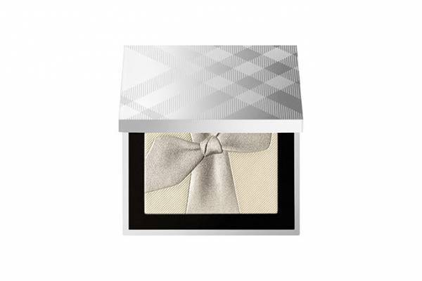 バーバリーのクリスマスコスメ、リボンを描いた限定パウダーパレットや人気マットリップ4色のコフレ