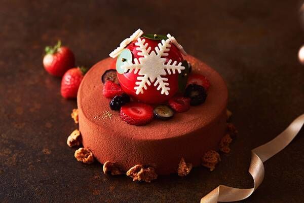 アマン東京、苺×チョコの濃厚クリスマスケーキ - オーナメント型のチョコボール＆雪の結晶を飾って
