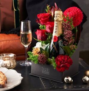 フラワーショップ「サンジョルディフラワーズ」、上質なモミで仕上げたクリスマスツリーやリース