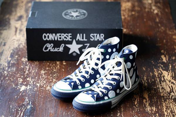 コンバース×フラボアのコラボオールスター、ネイビーとホワイトのドット柄＆グリーンの挿し色